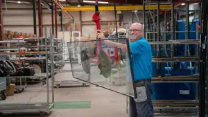 Helwig Mitarbeiter beim Transport einer Glasscheibe.
