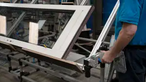 Vor dem nächsten Schritt senkt Peter das Fenster in eine waagerechte Position.