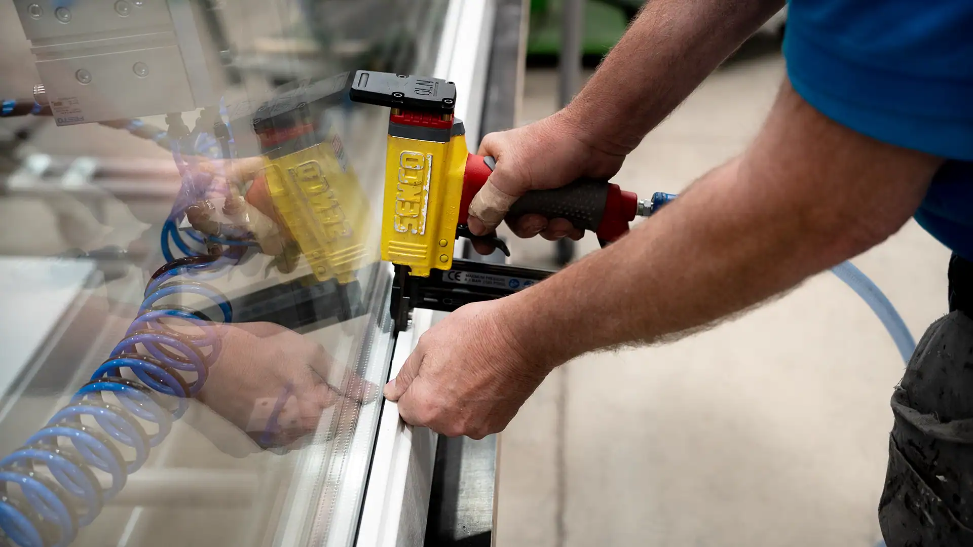 Helwig MItarbeiter vernagelt das Fenster am CREFORM Arbeitstisch