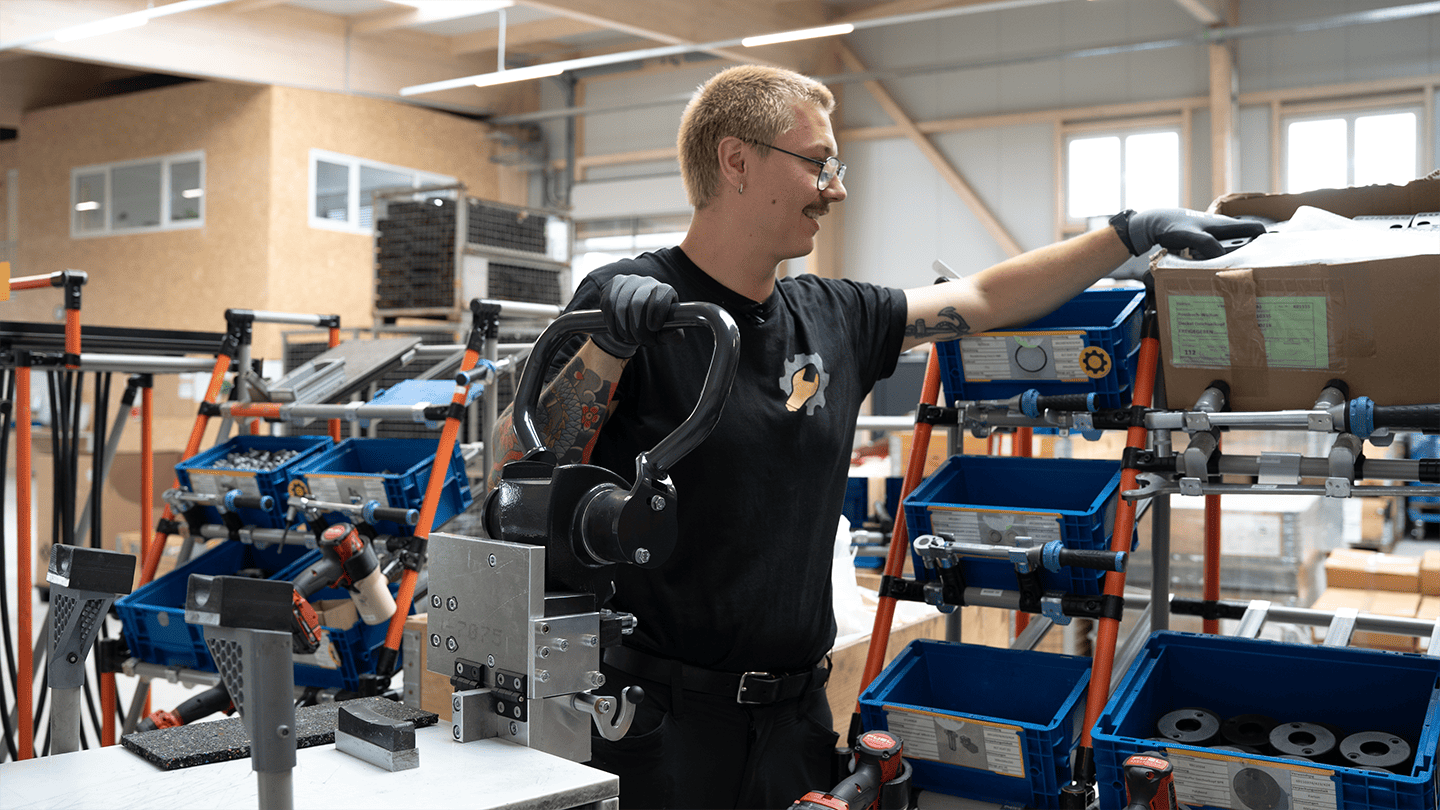Mitarbeiter bei Jotor GmbH & Co. KG in einer One Piece Flow Montagelinie.