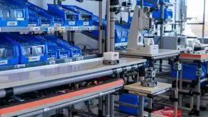 Ergonomischer Arbeitsplatz mit CREFORM Rohrstecksystem, KLT-Regalen und Montagevorrichtung für Prototypenbau bei Ottobock Wien.