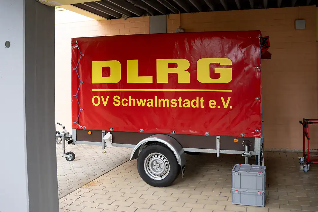 Die übliche Transportmethode des Materials alles in Boxen auf einem Anhänger