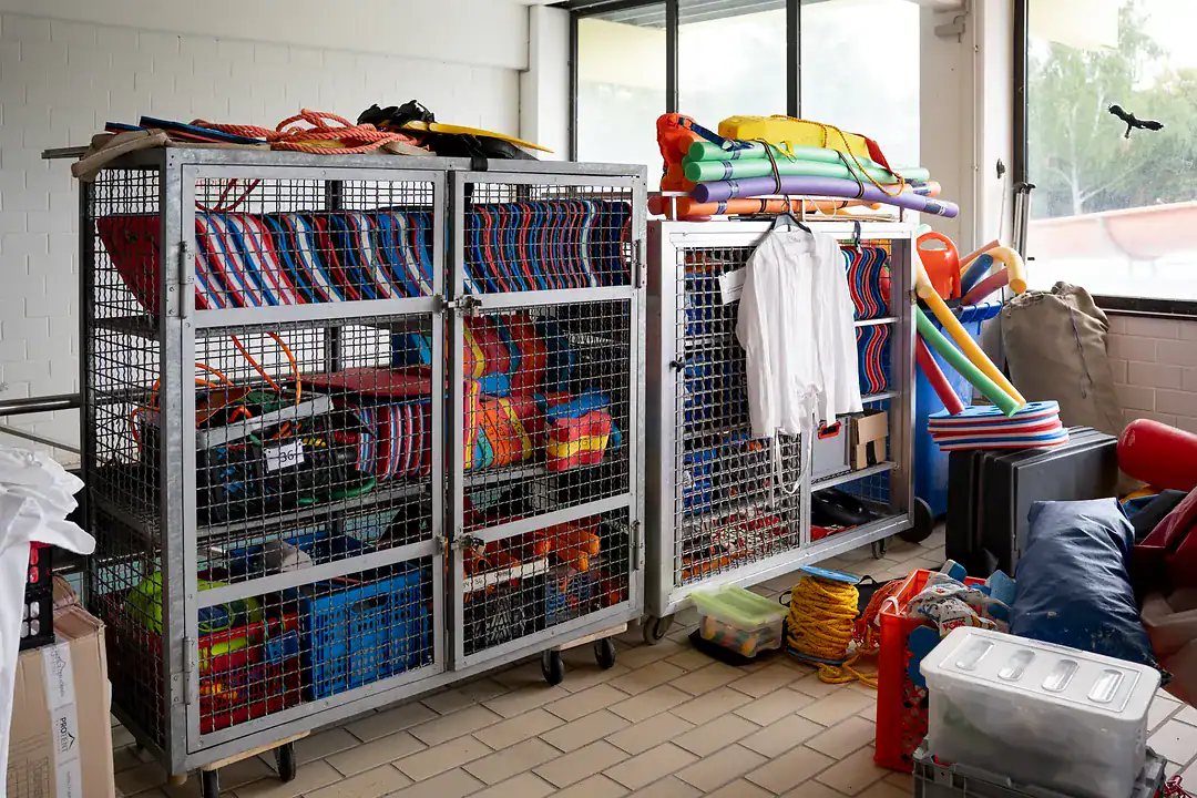 5S-Materialwagen_DLRG_CREFORM_6 Unordentlicher Lagerraum im Schwimmbad mit verstreutem Trainingsmaterial vor Einführung des 5S Materialwagens