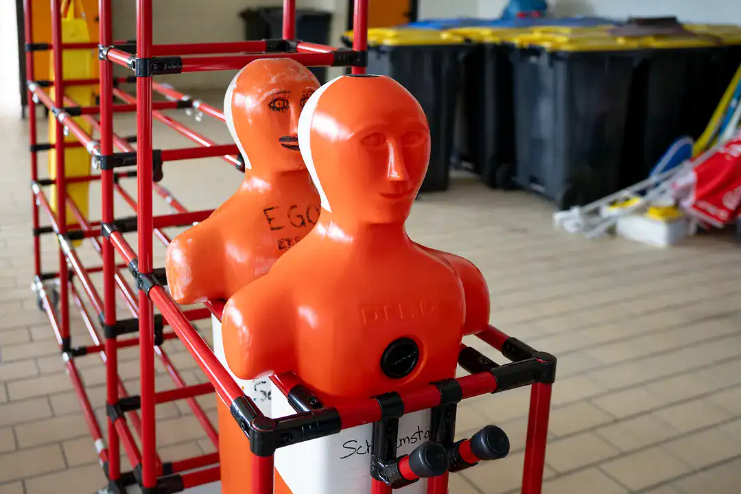 Unhandliche Trainingspuppen des DLRG sicher verstaut und einsatzbereit im 5S Materialwagen.