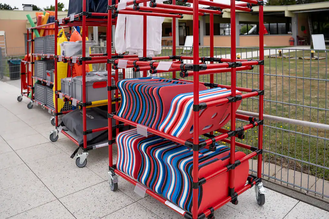 Ordentlich sortiertes Trainingsmaterial auf dem 5S Materialwagen