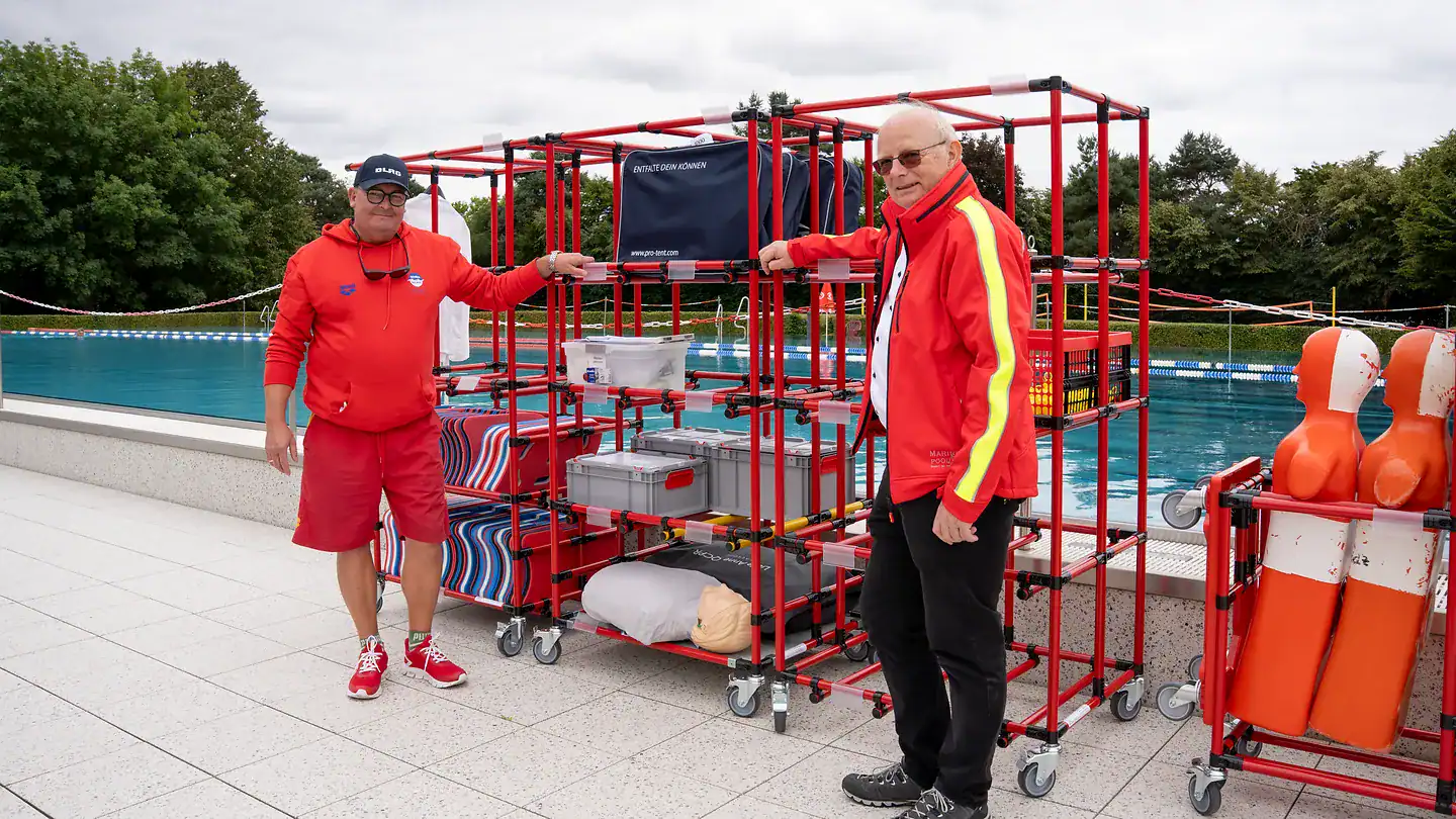 5S Materialwagen am Beckenrand im Einsatz bei der DLRG Schwalmstadt