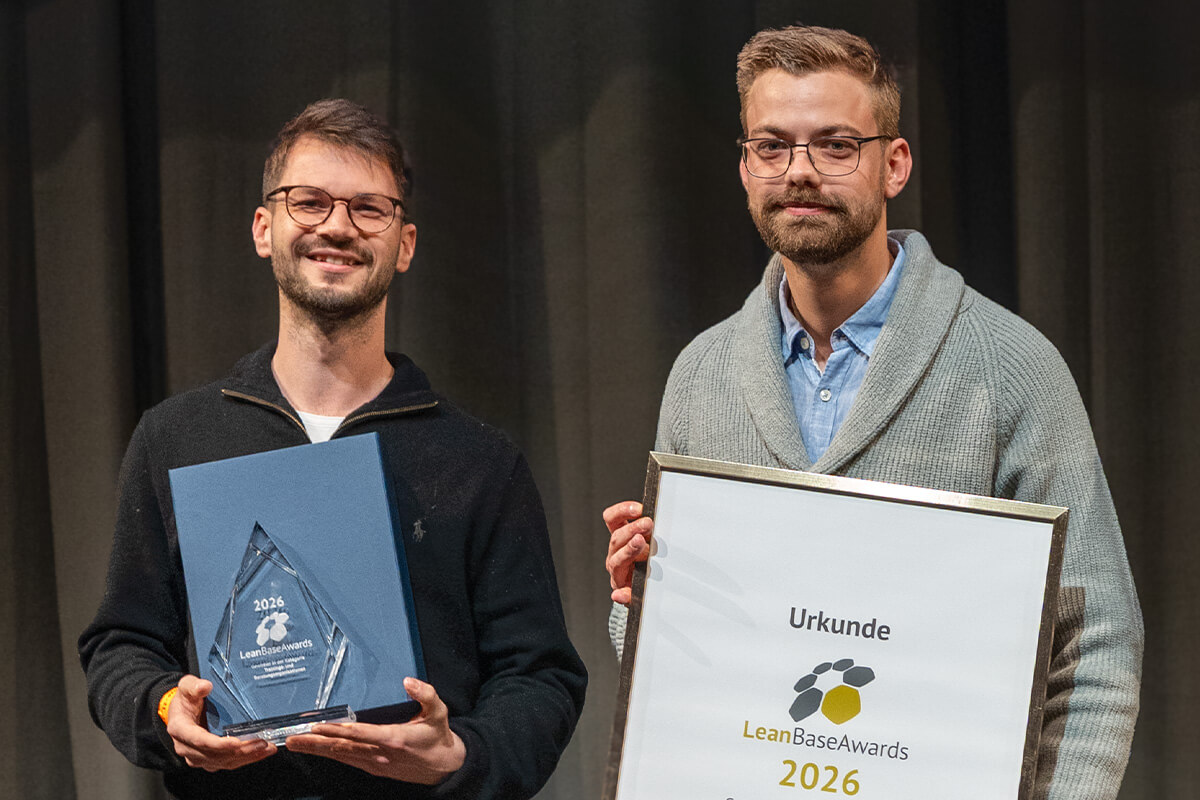 CREFORM Mitarbeiter halten den Lean Base Award 2026 in der Hand sowie eine Urkunde