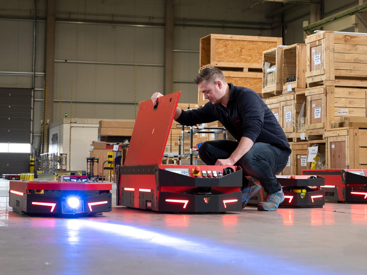 Prüfung und Wartung eines FTS / AMR Transportwagens