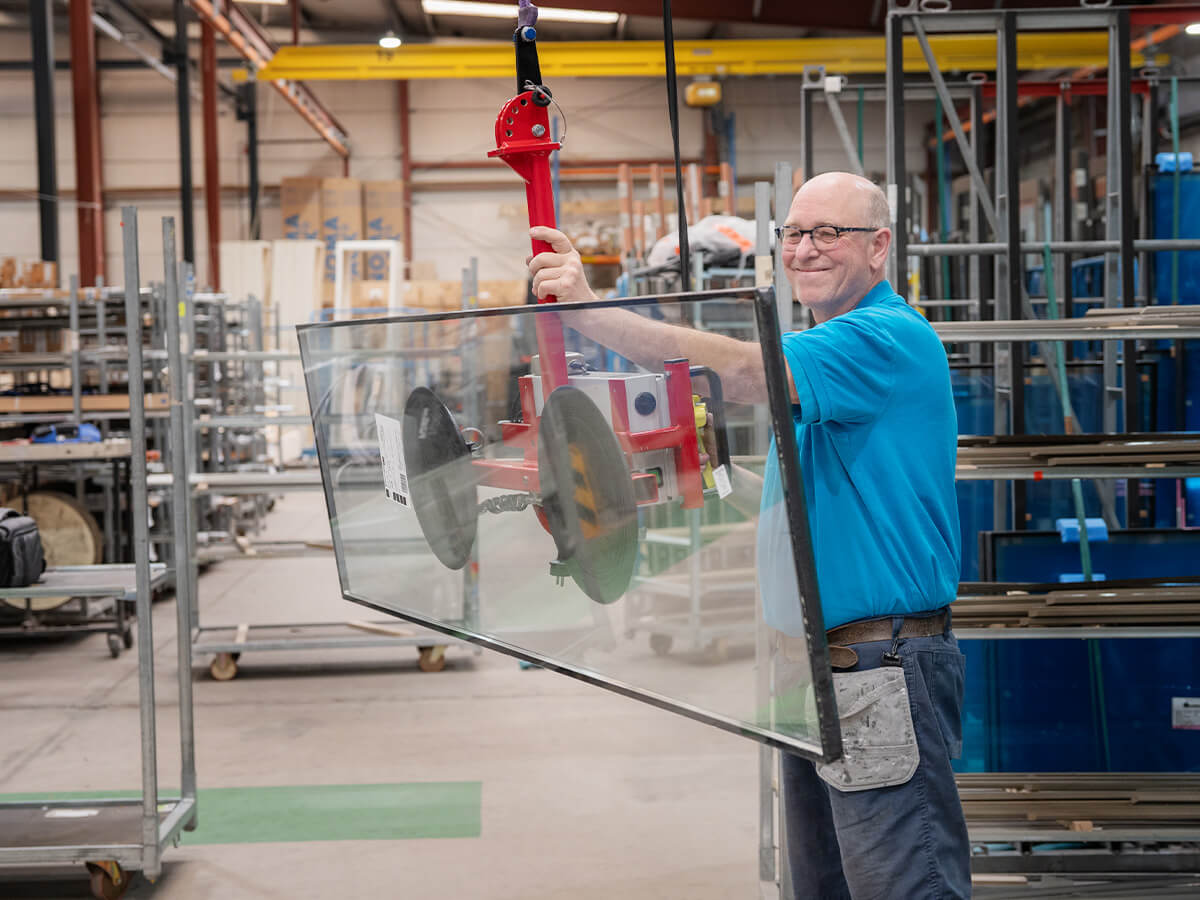 Transport eines Fensterglases in der Produktionshalle