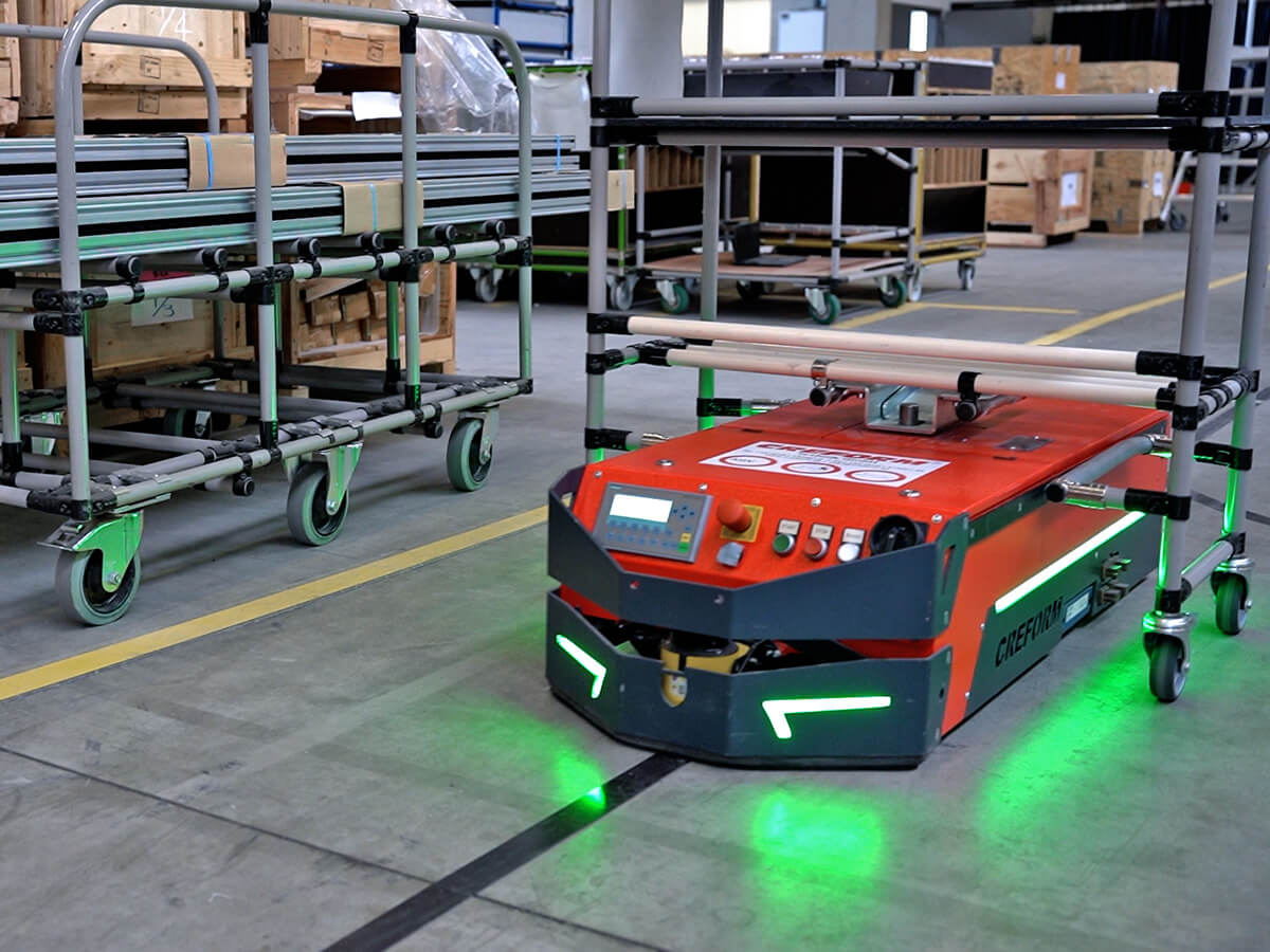 FTS-Transport eines Regalsystems mit Rollen