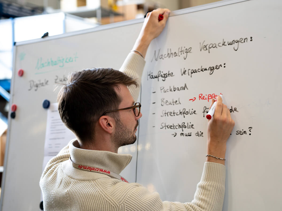 Brainstorming am Whiteboard zum Thema Nachhaltigkeit bei CREFORM
