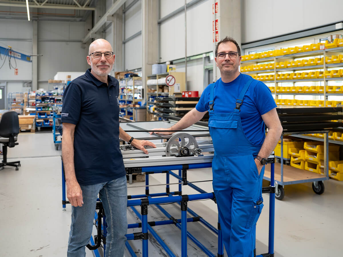 Zwei Mitarbeiter von Hübner in der Produktionshalle