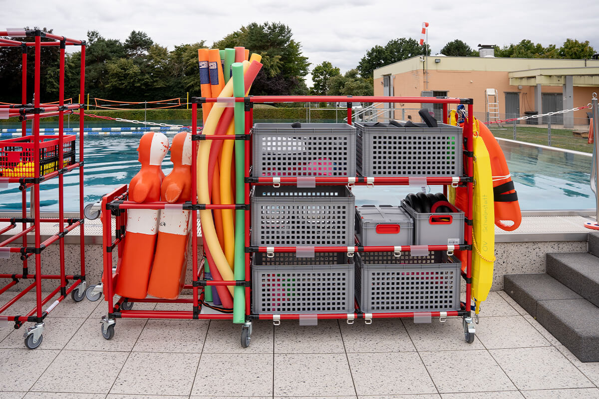 Neue Regalsysteme zur Lagerung von Schwimmutensilien beim DLRG