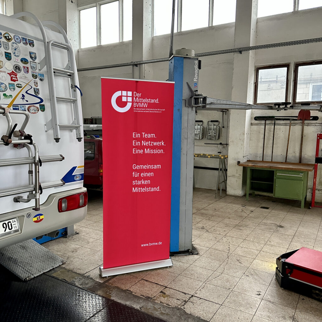 Roter Banner der BVMW in einer Werkstatt